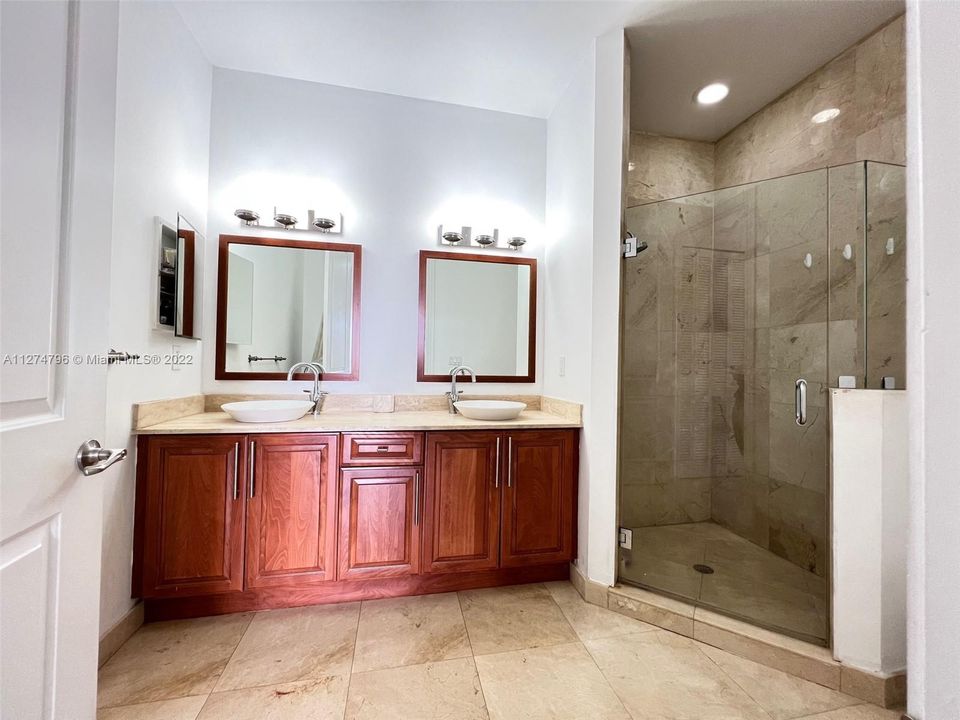 Recently Sold: $595,000 (2 beds, 2 baths, 1014 Square Feet)