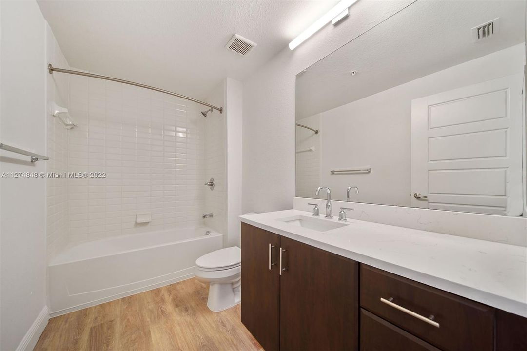 Недавно арендовано: $2,400 (2 спален, 1 ванн, 984 Квадратных фут)