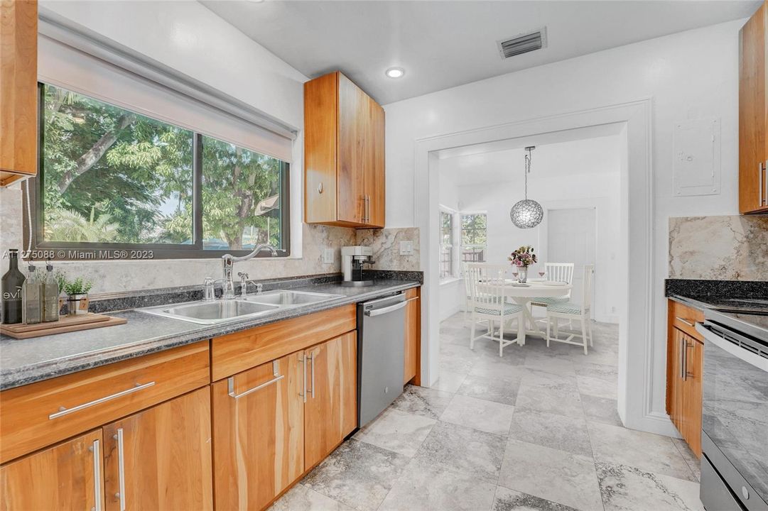 Recently Sold: $1,140,000 (3 beds, 2 baths, 1437 Square Feet)