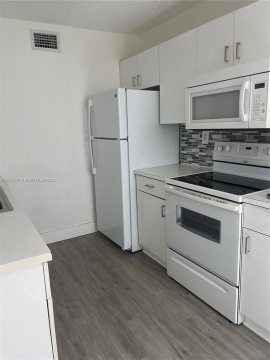 Recently Rented: $2,300 (1 beds, 1 baths, 907 Square Feet)
