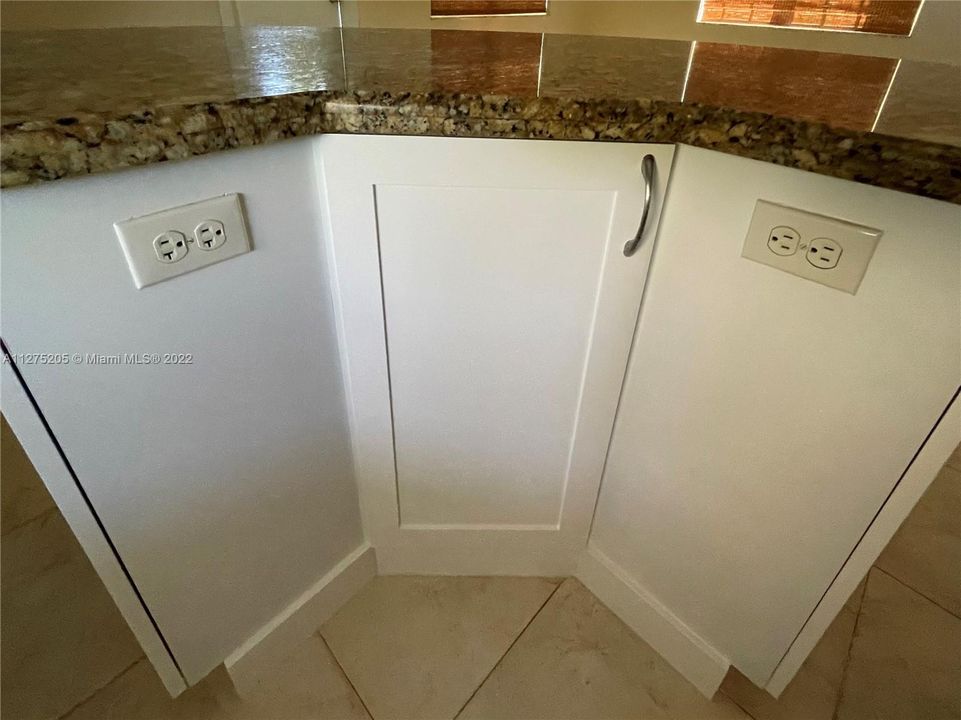 Island/counter with outlets
