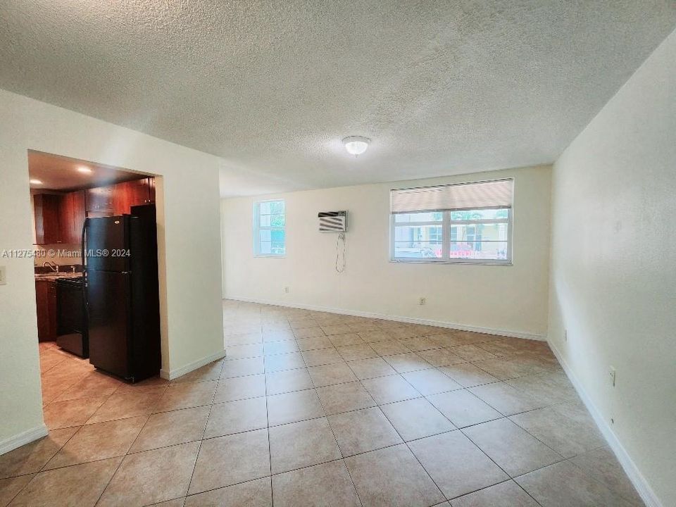 For Sale: $287,000 (1 beds, 1 baths, 660 Square Feet)