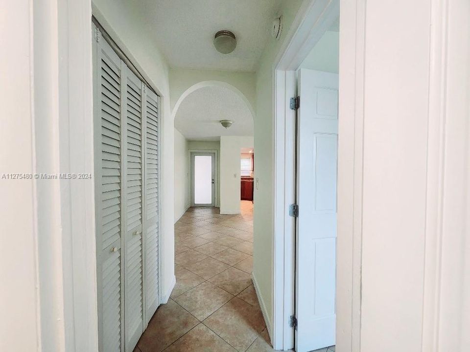 For Sale: $287,000 (1 beds, 1 baths, 660 Square Feet)