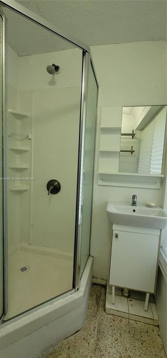 Недавно арендовано: $1,400 (1 спален, 1 ванн, 700 Квадратных фут)