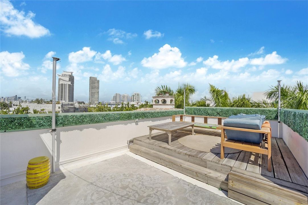 Recently Sold: $1,950,000 (3 beds, 2 baths, 1869 Square Feet)