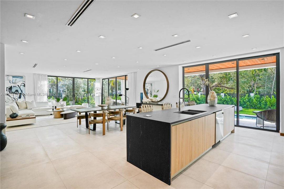 Recently Sold: $4,990,000 (5 beds, 5 baths, 4644 Square Feet)