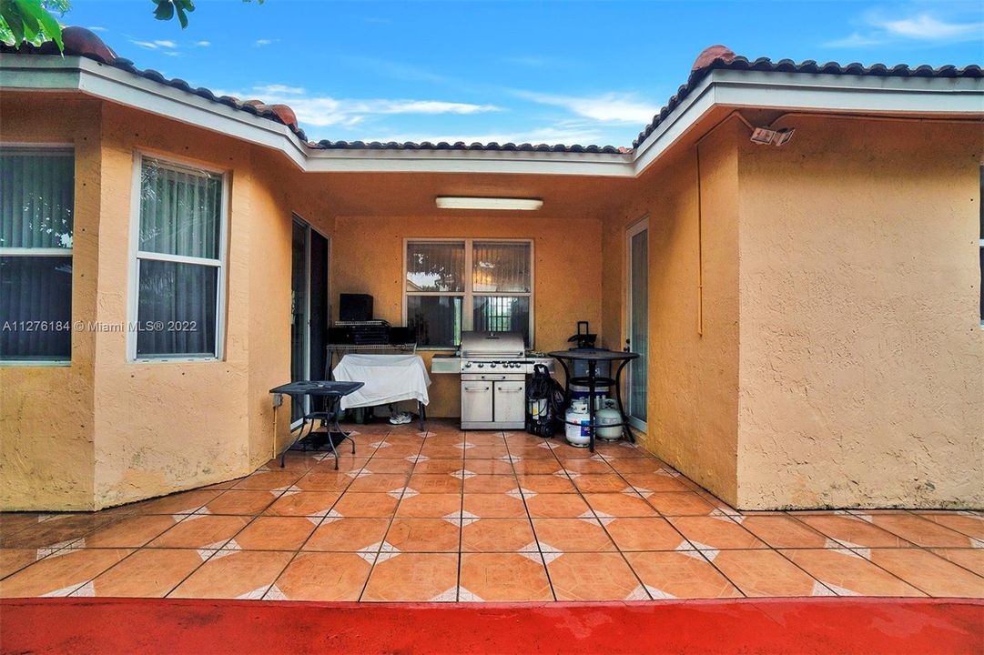 Recently Sold: $550,000 (3 beds, 2 baths, 1570 Square Feet)