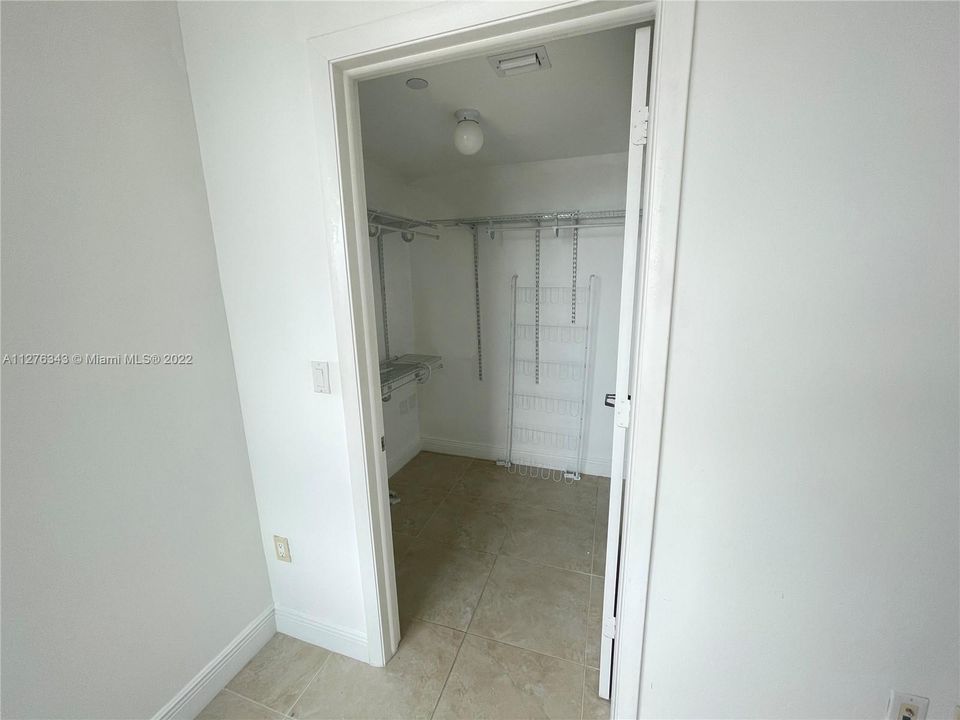 For Rent: $2,800 (1 beds, 1 baths, 740 Square Feet)