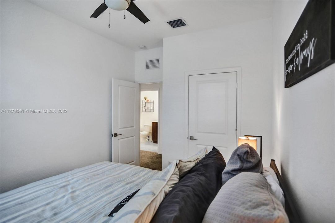 Recently Sold: $370,000 (3 beds, 2 baths, 1496 Square Feet)