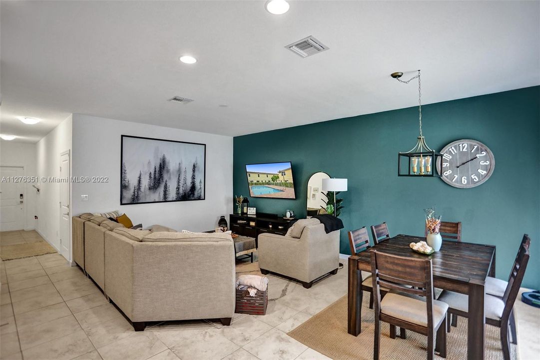 Recently Sold: $370,000 (3 beds, 2 baths, 1496 Square Feet)