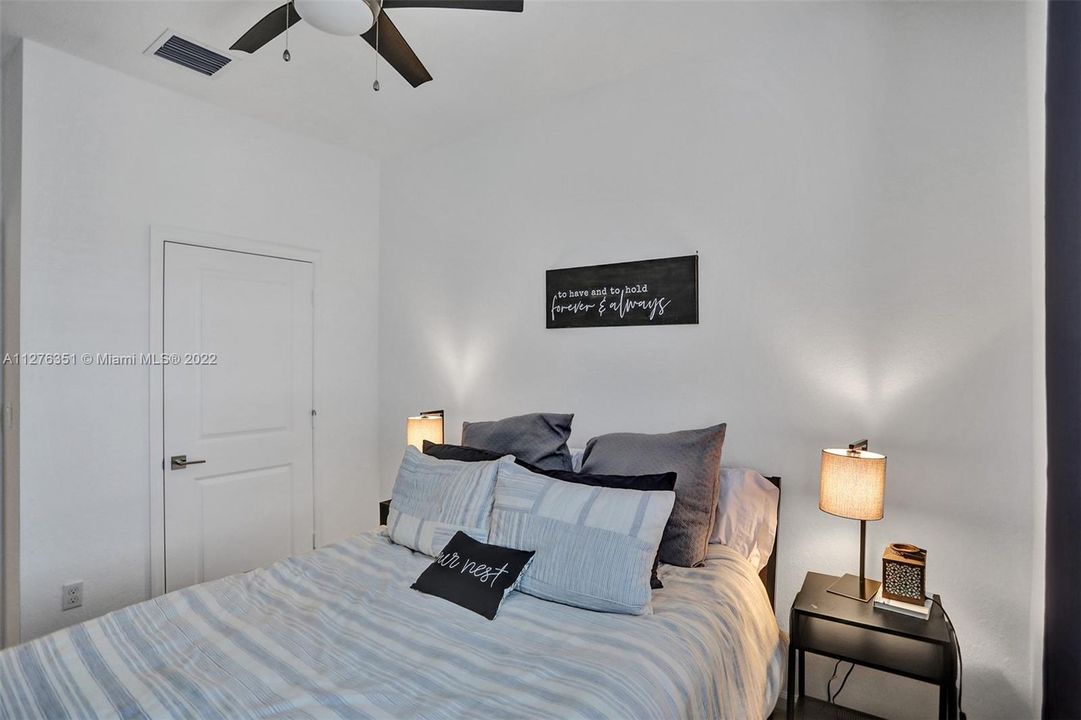 Recently Sold: $370,000 (3 beds, 2 baths, 1496 Square Feet)