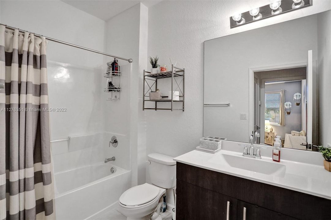 Recently Sold: $370,000 (3 beds, 2 baths, 1496 Square Feet)