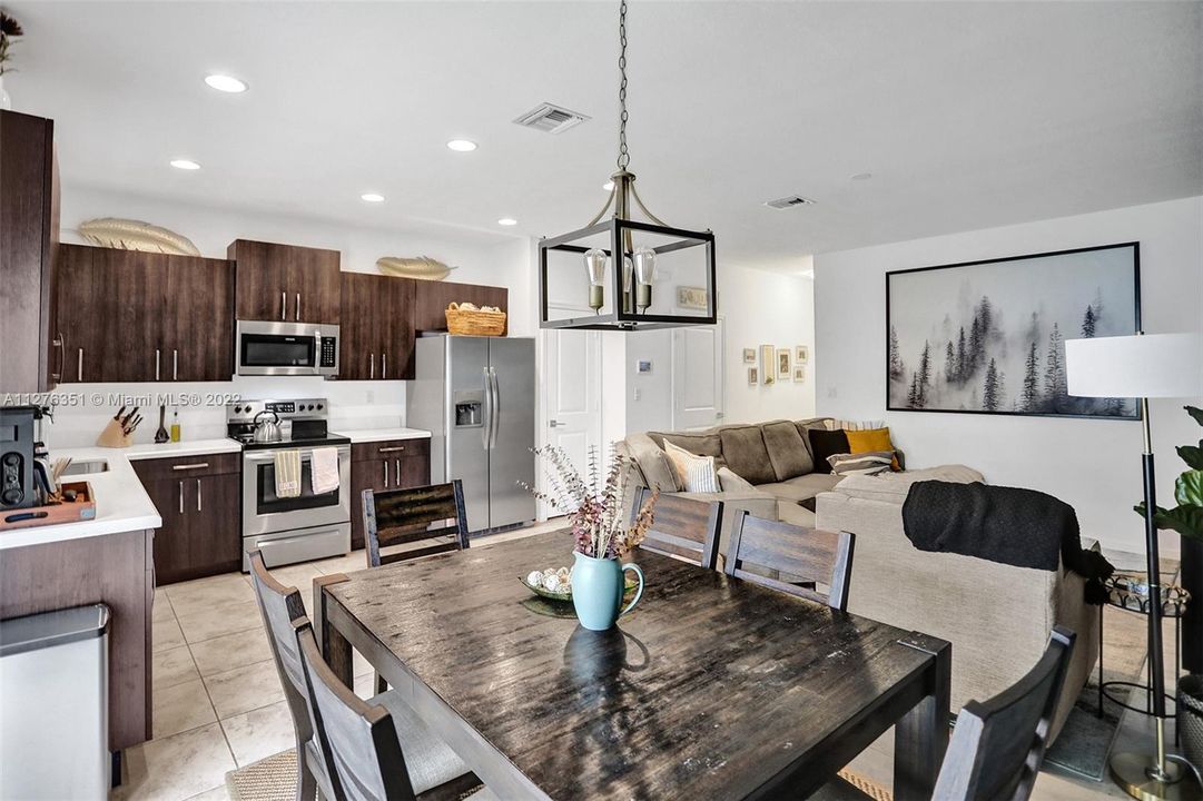 Recently Sold: $370,000 (3 beds, 2 baths, 1496 Square Feet)