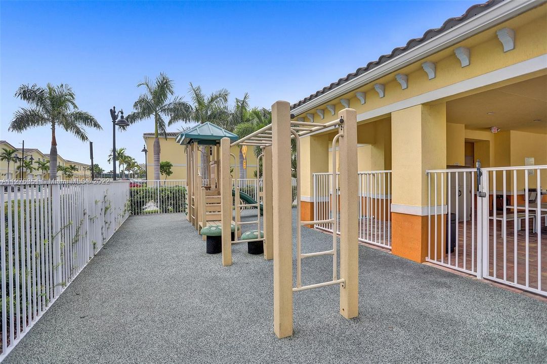 Recently Sold: $370,000 (3 beds, 2 baths, 1496 Square Feet)