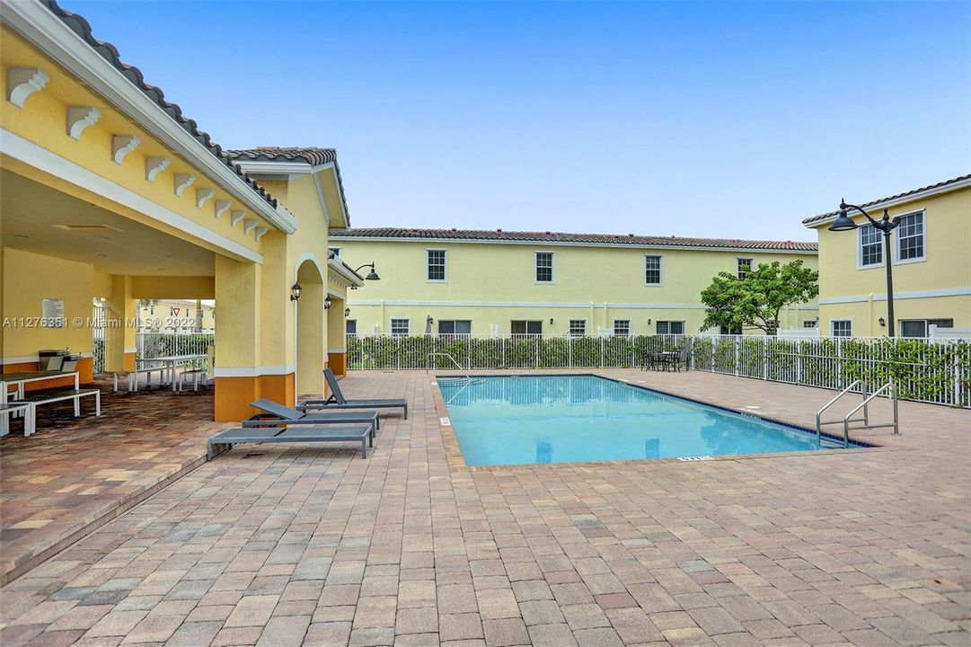 Recently Sold: $370,000 (3 beds, 2 baths, 1496 Square Feet)