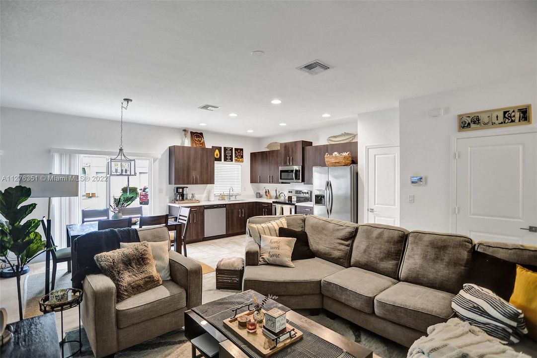 Recently Sold: $370,000 (3 beds, 2 baths, 1496 Square Feet)