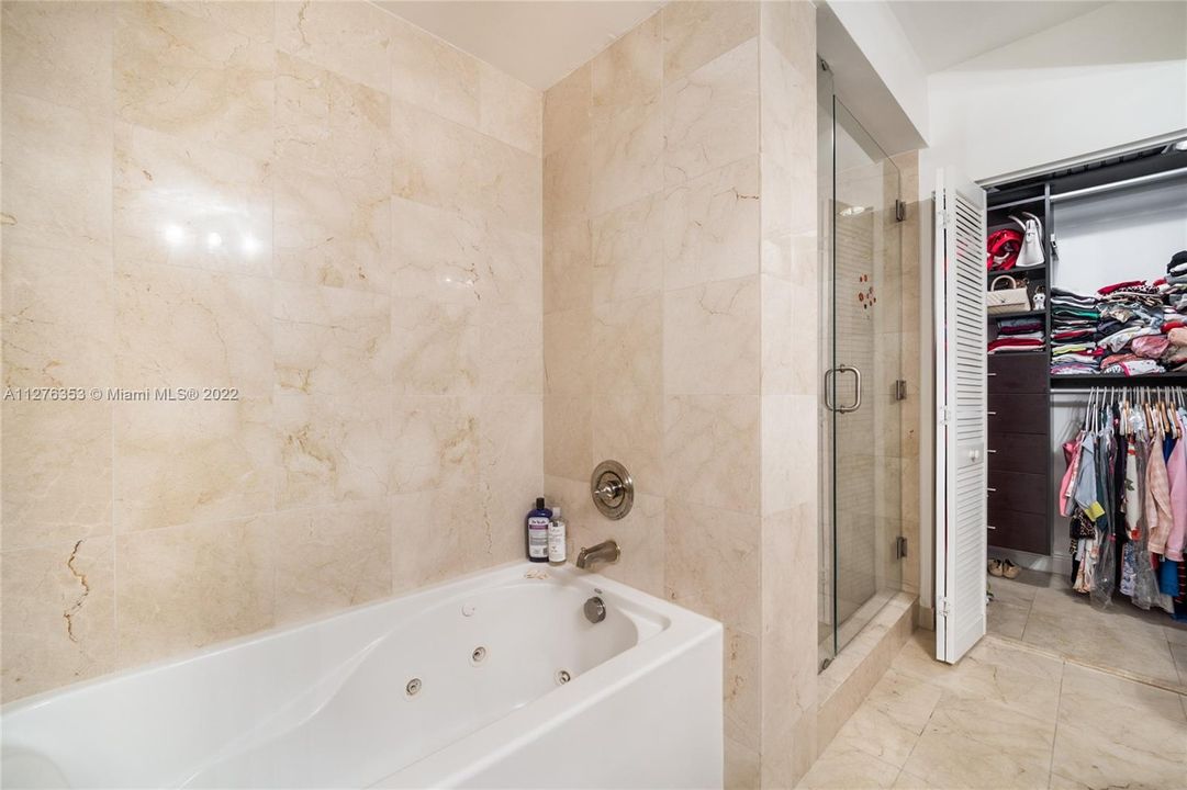 For Sale: $690,000 (1 beds, 1 baths, 808 Square Feet)
