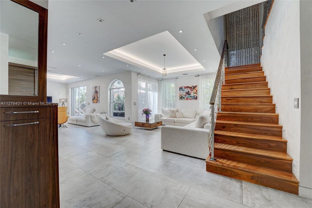 Recently Sold: $1,950,000 (5 beds, 3 baths, 3082 Square Feet)