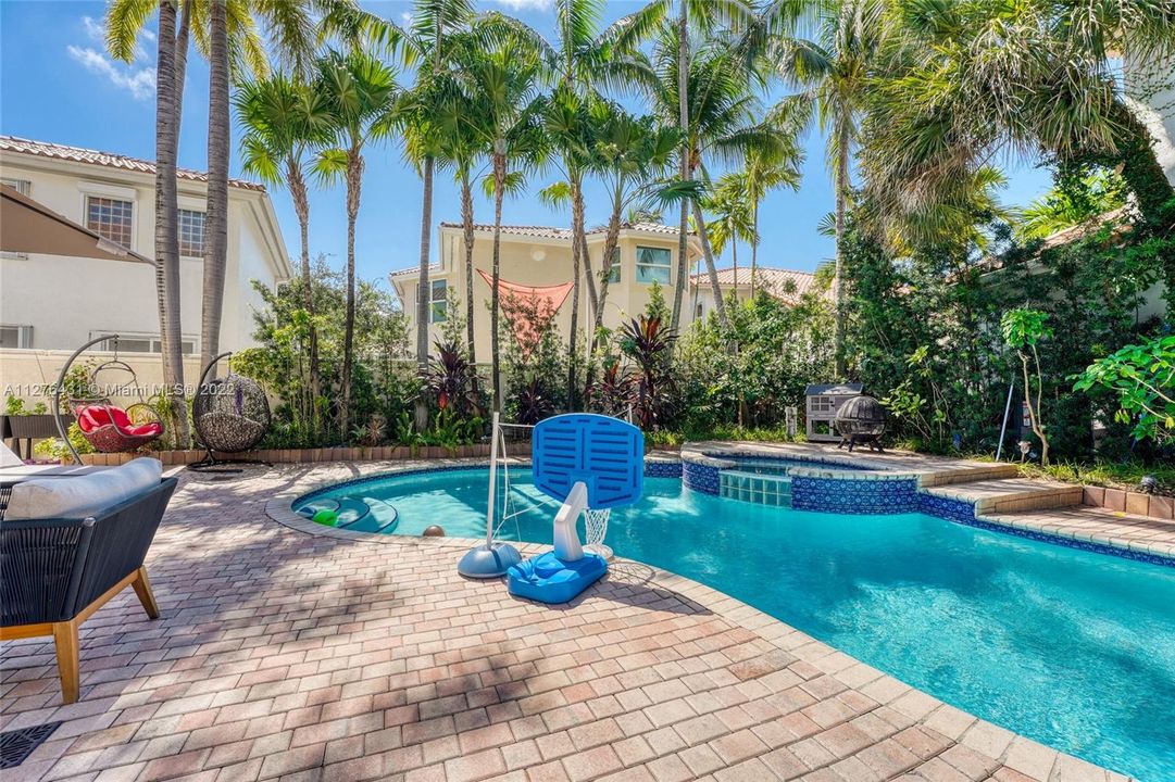 Recently Sold: $1,950,000 (5 beds, 3 baths, 3082 Square Feet)