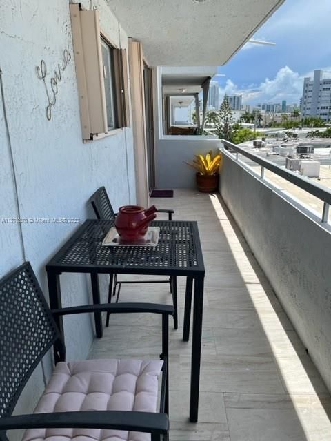 Recently Sold: $235,000 (1 beds, 2 baths, 784 Square Feet)