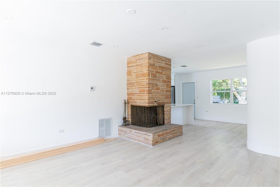 Recently Sold: $689,500 (2 beds, 2 baths, 1007 Square Feet)