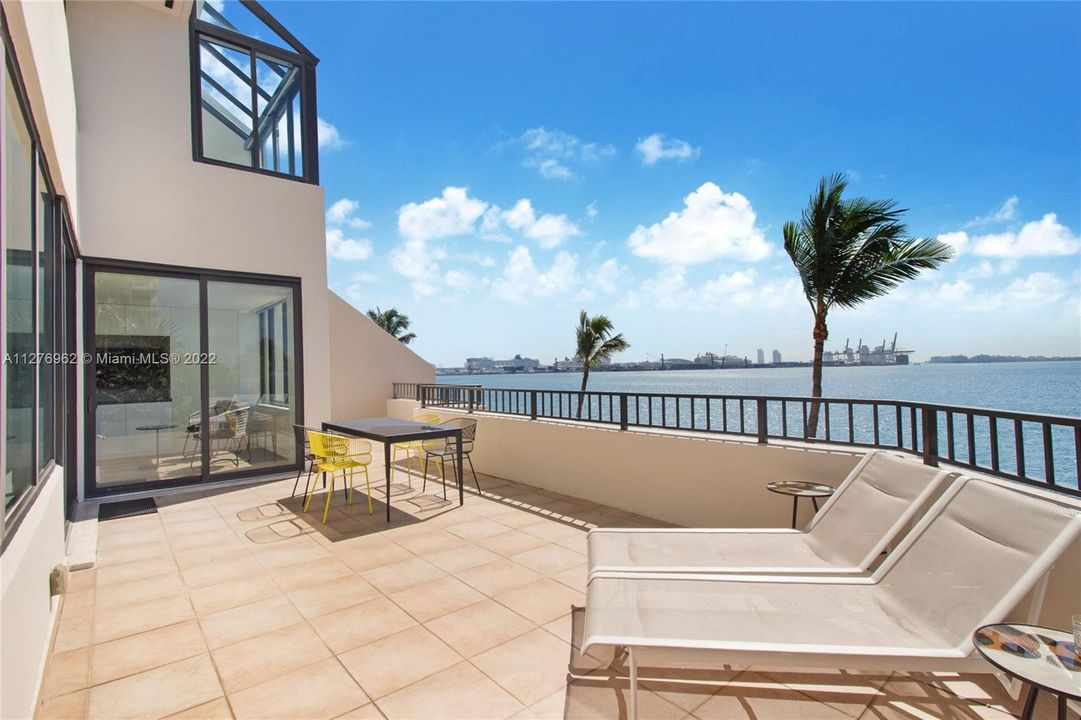 Recently Sold: $1,995,000 (3 beds, 3 baths, 2456 Square Feet)