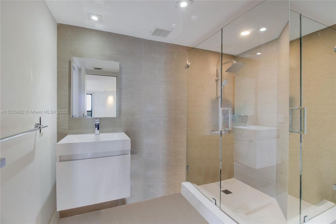 最近售出: $1,995,000 (3 贝兹, 3 浴室, 2456 平方英尺)