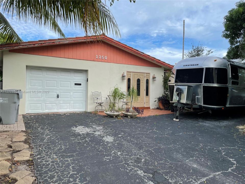 Recently Sold: $1,350,000 (4 beds, 3 baths, 2539 Square Feet)