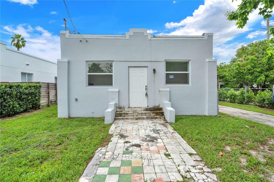 Recently Sold: $650,000 (3 beds, 2 baths, 1751 Square Feet)