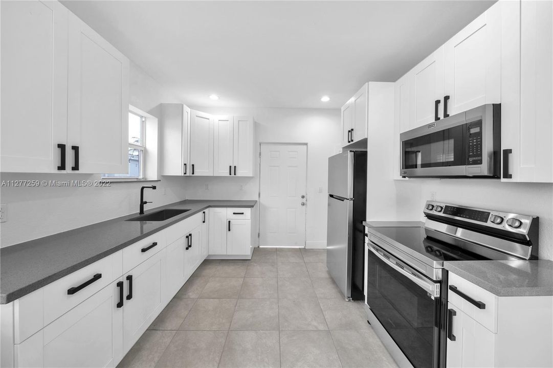 Recently Sold: $650,000 (3 beds, 2 baths, 1751 Square Feet)