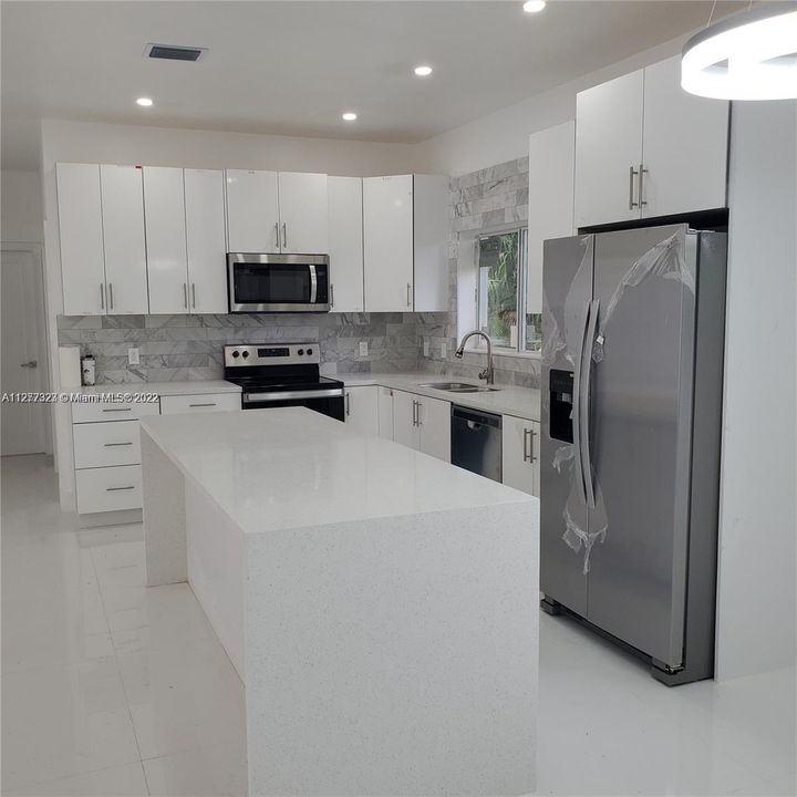 KITCHEN WITH QUARTZ COUNTERTOPS