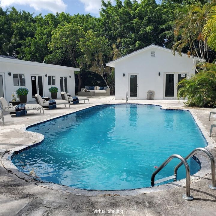 POOL HOUSE WITH POOL VIEW