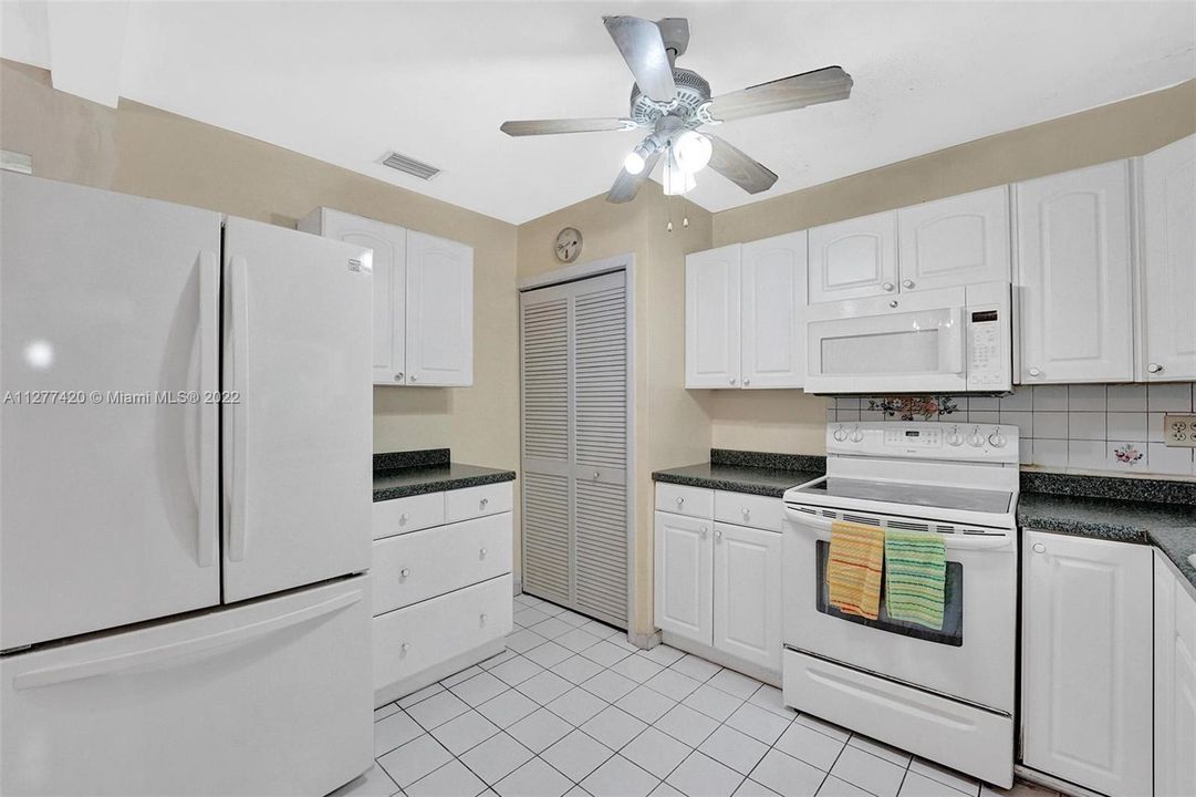 Recently Sold: $410,000 (3 beds, 2 baths, 1429 Square Feet)
