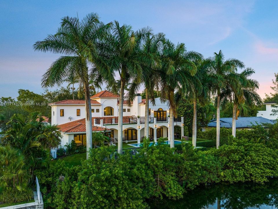 Recently Sold: $2,995,000 (4 beds, 4 baths, 3639 Square Feet)