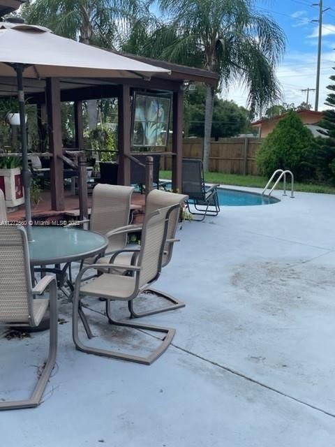 Recently Sold: $310,000 (3 beds, 1 baths, 2320 Square Feet)