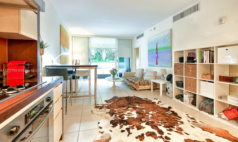 Recently Sold: $560,000 (1 beds, 1 baths, 748 Square Feet)
