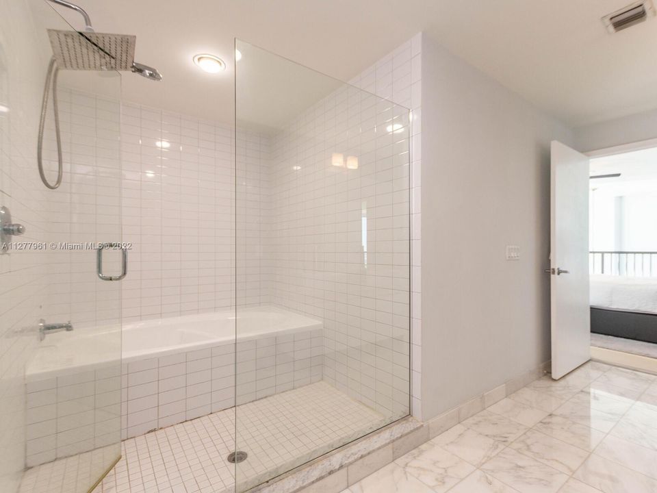 最近售出: $570,000 (1 贝兹, 1 浴室, 1024 平方英尺)
