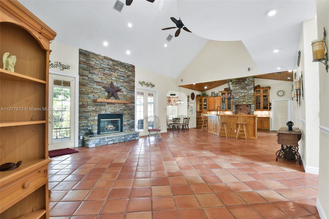 Lviing/ Family room, open floor plan with kitchen in background