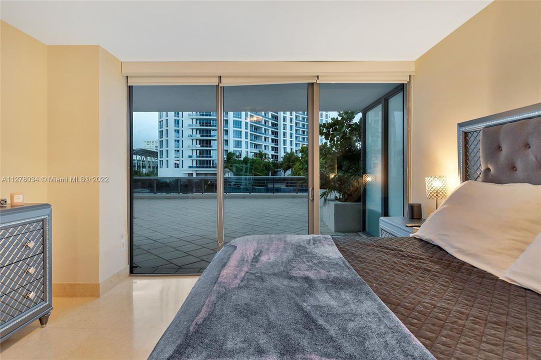Recently Sold: $1,250,000 (2 beds, 2 baths, 1094 Square Feet)