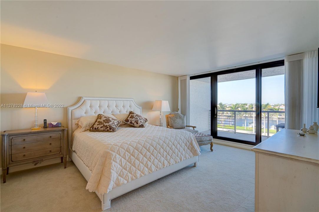 Recently Sold: $2,275,000 (2 beds, 2 baths, 2050 Square Feet)