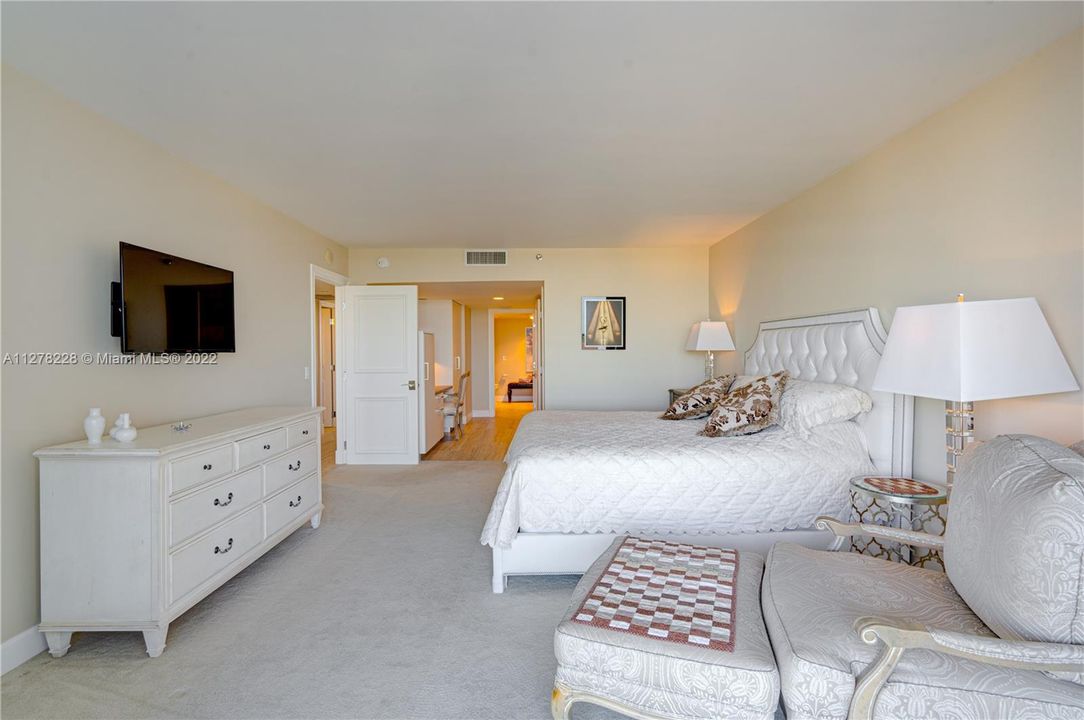 Recently Sold: $2,275,000 (2 beds, 2 baths, 2050 Square Feet)