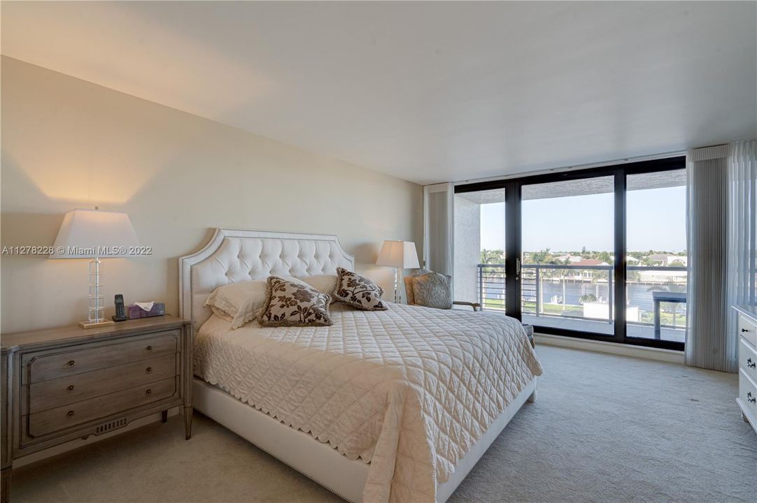 Recently Sold: $2,275,000 (2 beds, 2 baths, 2050 Square Feet)