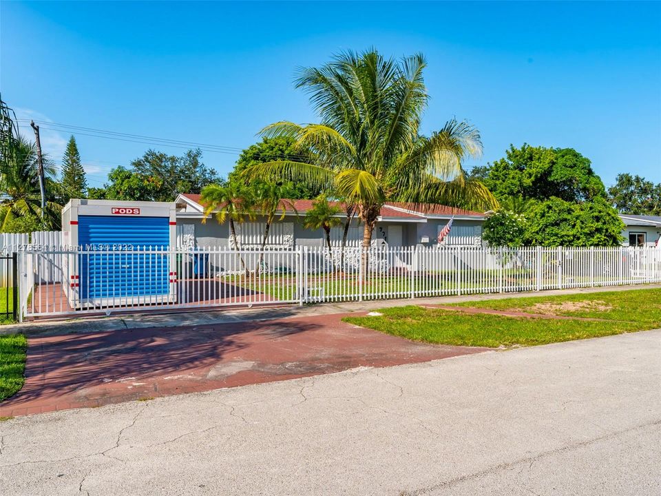 Recently Sold: $455,000 (3 beds, 2 baths, 1609 Square Feet)