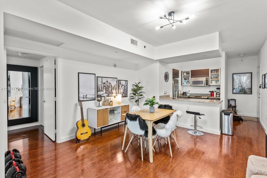 Active With Contract: $419,900 (1 beds, 1 baths, 704 Square Feet)