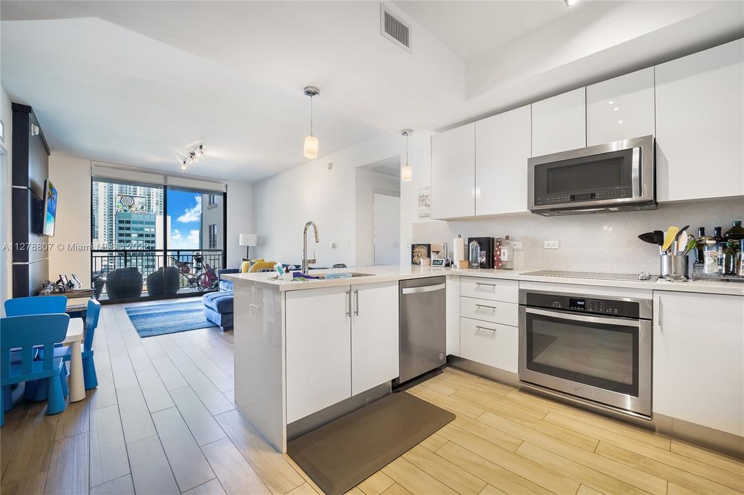 For Sale: $699,000 (2 beds, 2 baths, 1096 Square Feet)