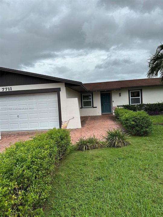 Recently Sold: $580,000 (3 beds, 2 baths, 1612 Square Feet)