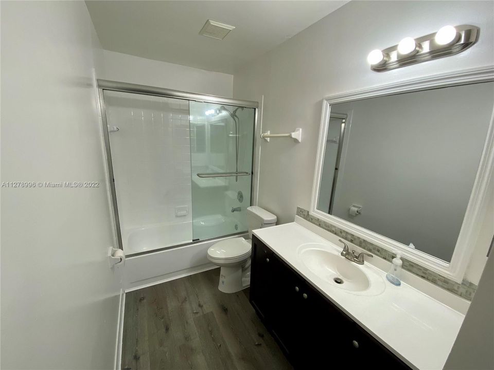 Недавно арендовано: $2,300 (2 спален, 2 ванн, 1020 Квадратных фут)