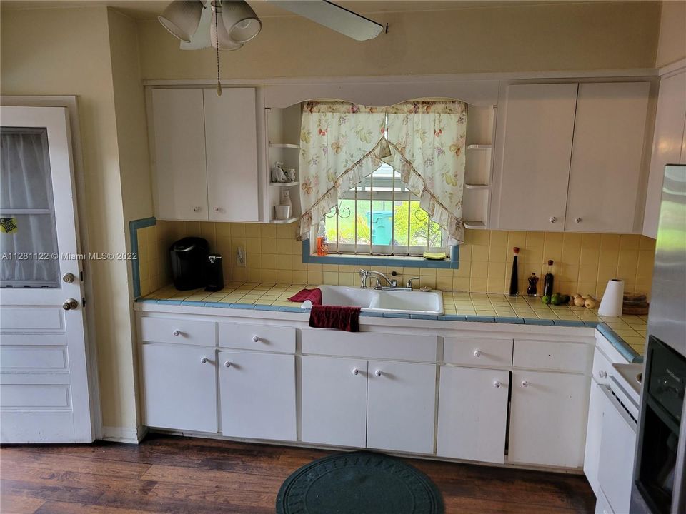 Recently Sold: $385,000 (3 beds, 1 baths, 1476 Square Feet)