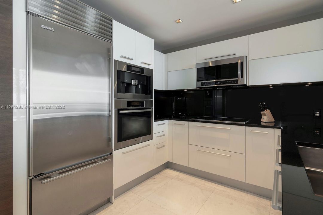 Recently Sold: $1,730,000 (1 beds, 2 baths, 1161 Square Feet)