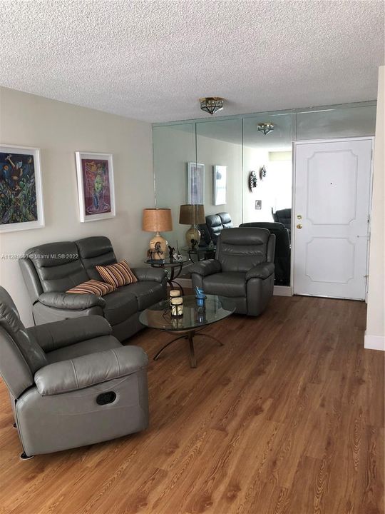 Recently Sold: $255,000 (1 beds, 1 baths, 620 Square Feet)